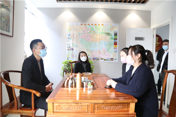 創(chuàng)就業(yè)老師與企業(yè)領(lǐng)導交流