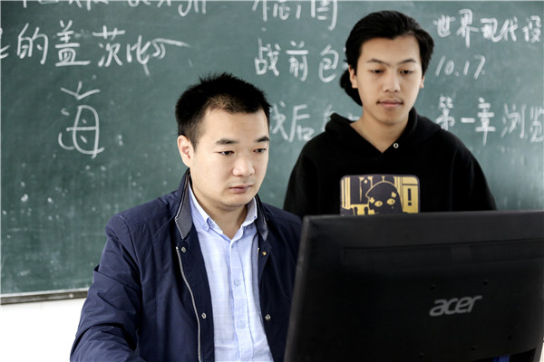 圖八、博文和指導(dǎo)老師交流討論