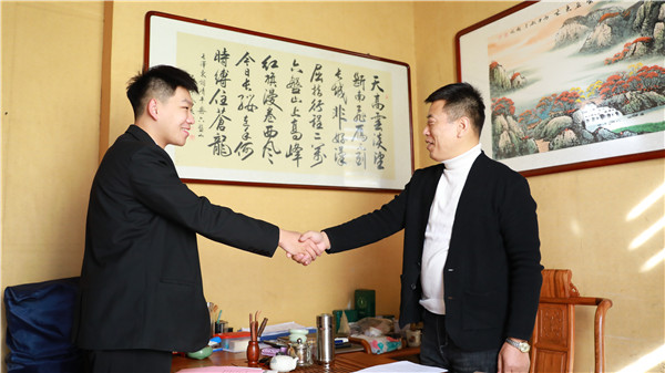 就業(yè)老師與企業(yè)領(lǐng)導(dǎo)交流