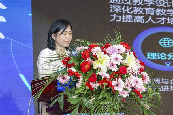 中國東方教育集團電腦第二事業(yè)部常務副總經(jīng)理徐虹致辭
